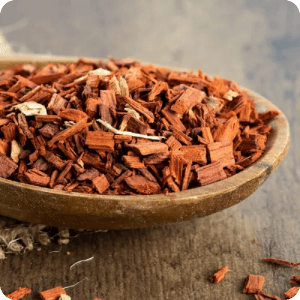 rosas brancas com objetos de madeira ao fundo