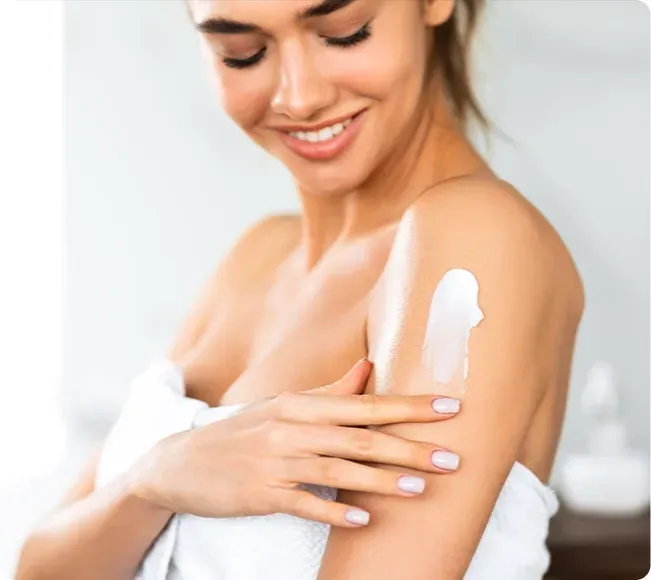 uma mulher ao fundo utilizando produtos da Coty
