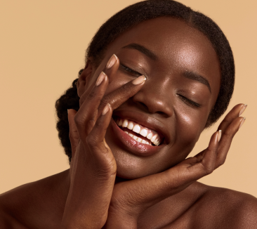 Rotina de skincare corporal com creme hidratante